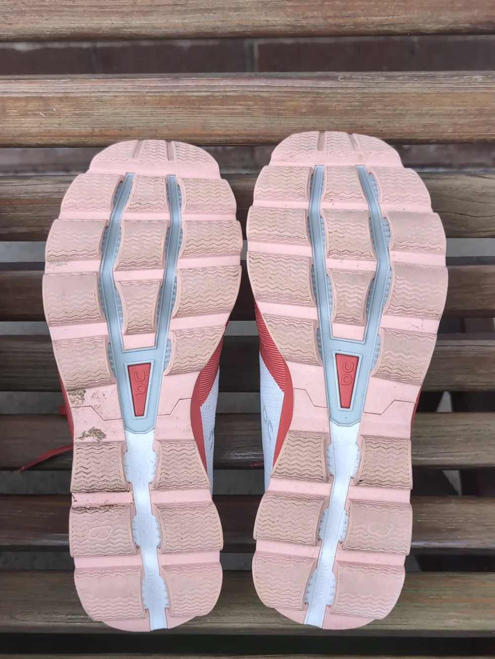 On Running Women's Cloudsurfer 6 Size 9
